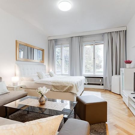 Exclusive Riverside Apartment In The Heart Of Praha Bagian luar foto
