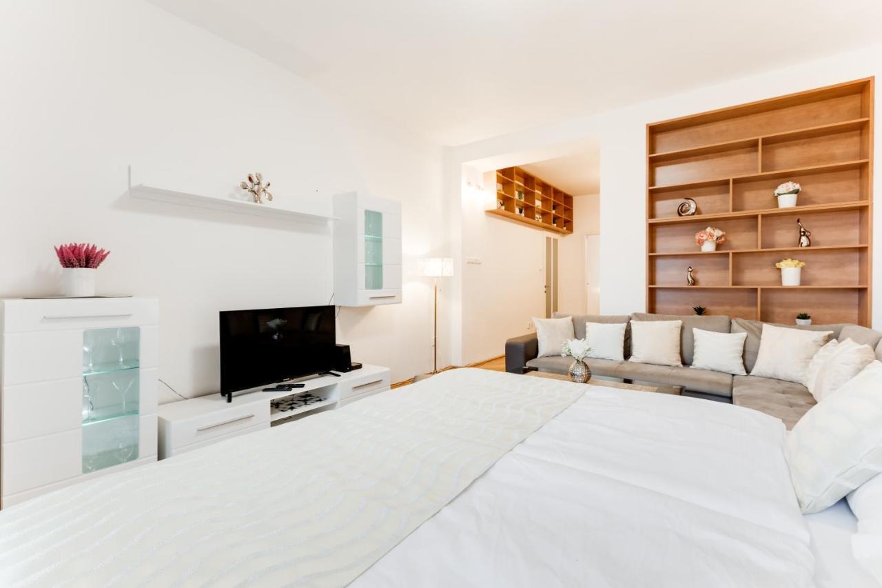 Exclusive Riverside Apartment In The Heart Of Praha Bagian luar foto