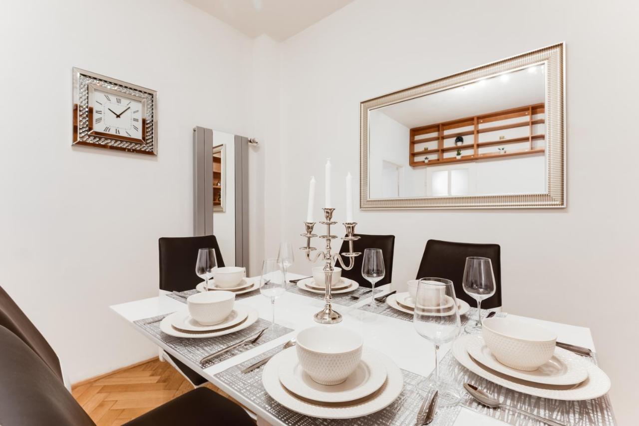 Exclusive Riverside Apartment In The Heart Of Praha Bagian luar foto