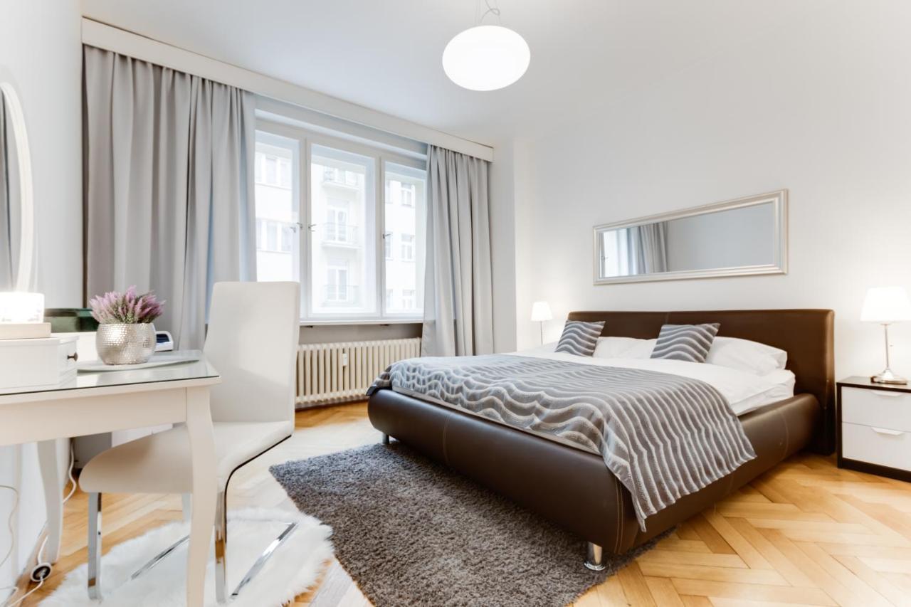 Exclusive Riverside Apartment In The Heart Of Praha Bagian luar foto