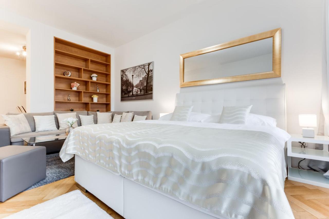 Exclusive Riverside Apartment In The Heart Of Praha Bagian luar foto