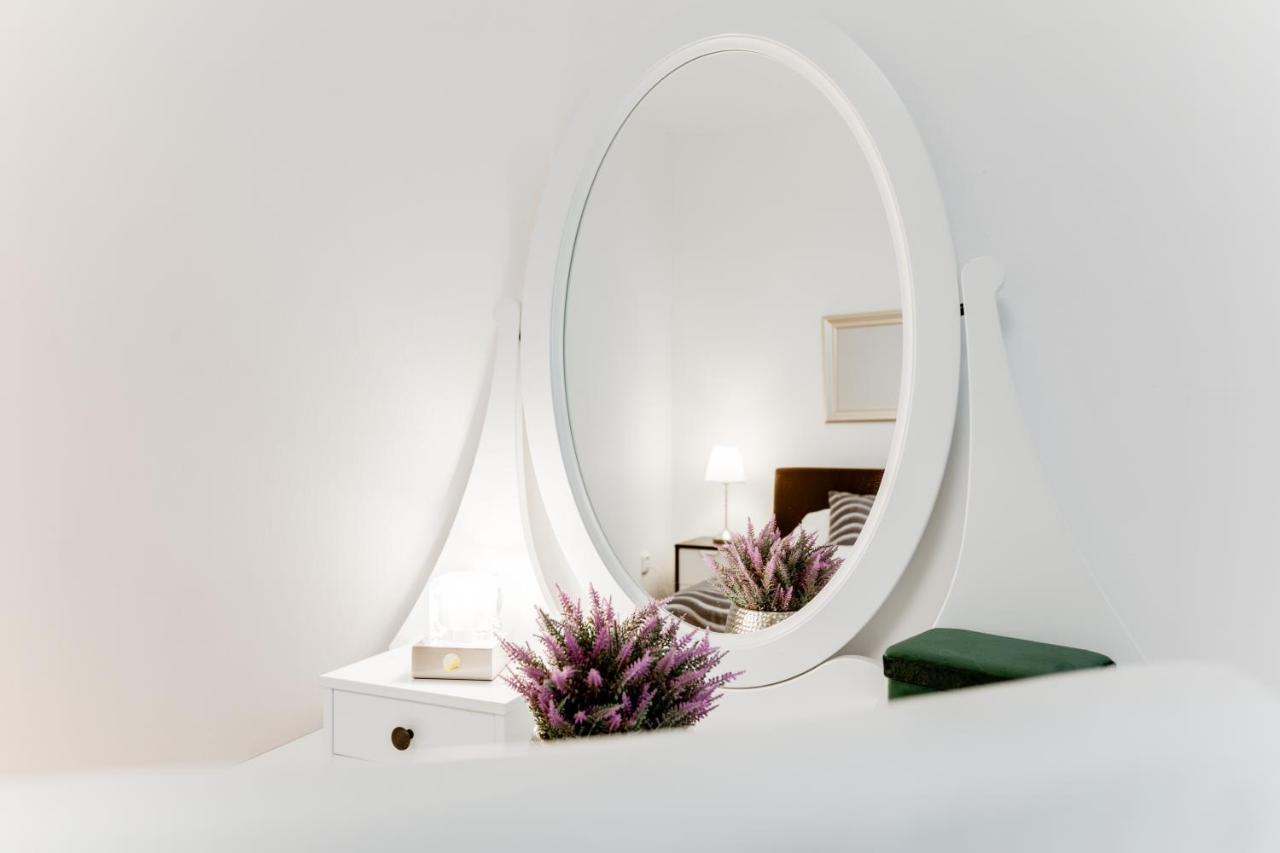 Exclusive Riverside Apartment In The Heart Of Praha Bagian luar foto