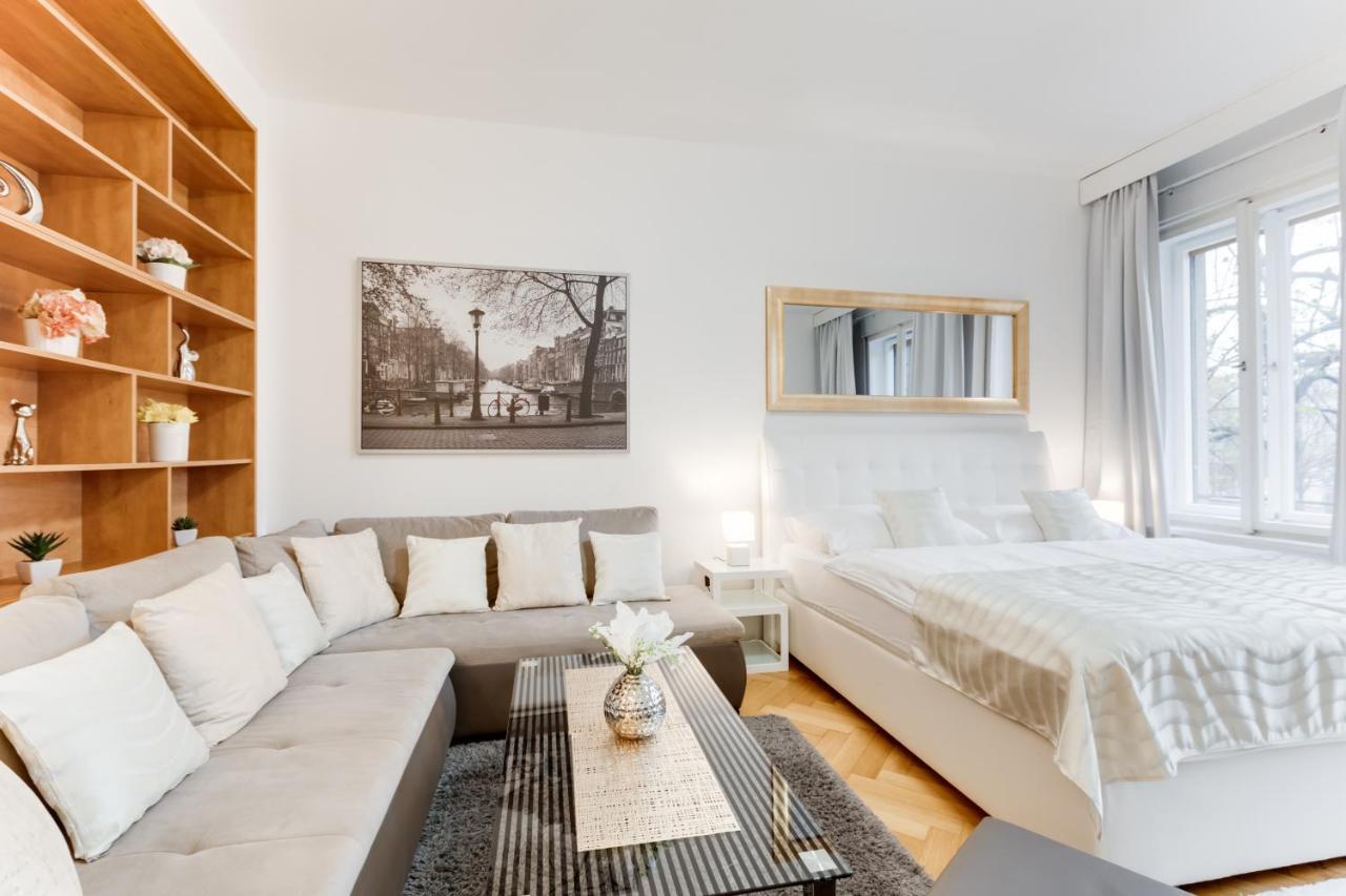 Exclusive Riverside Apartment In The Heart Of Praha Bagian luar foto