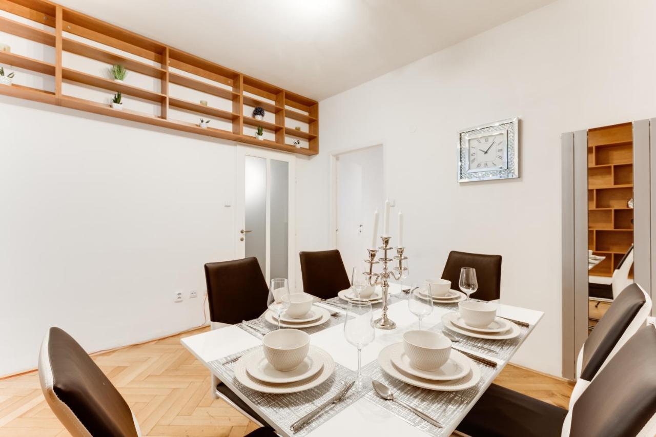 Exclusive Riverside Apartment In The Heart Of Praha Bagian luar foto