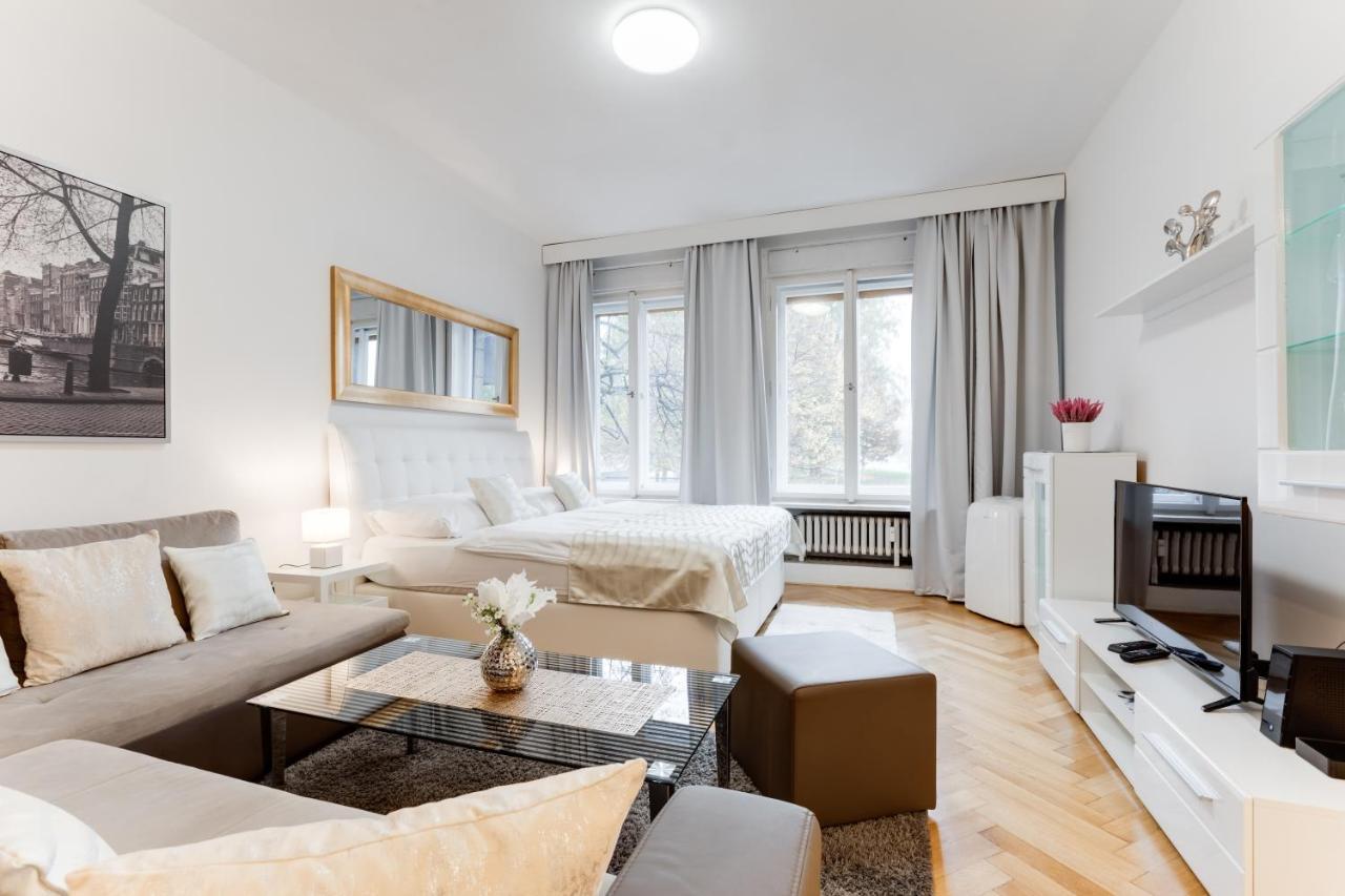 Exclusive Riverside Apartment In The Heart Of Praha Bagian luar foto