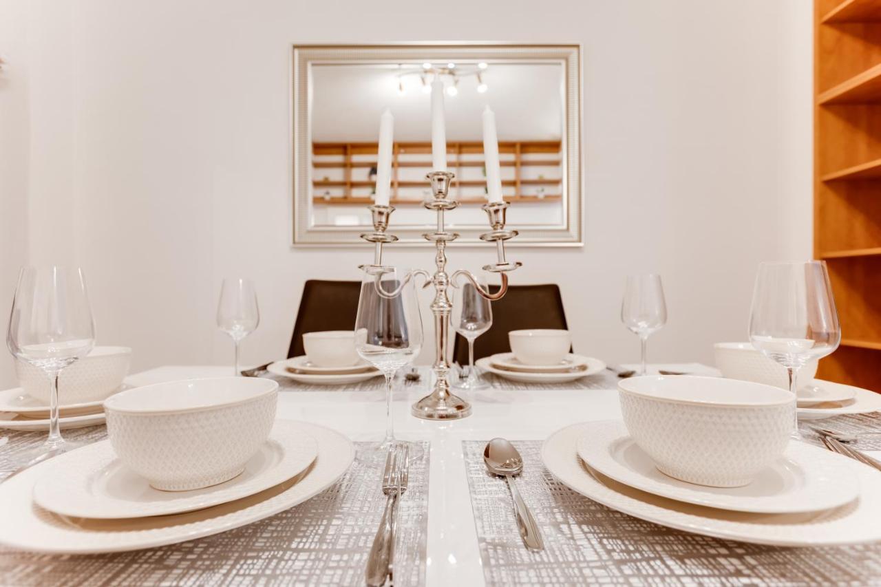 Exclusive Riverside Apartment In The Heart Of Praha Bagian luar foto