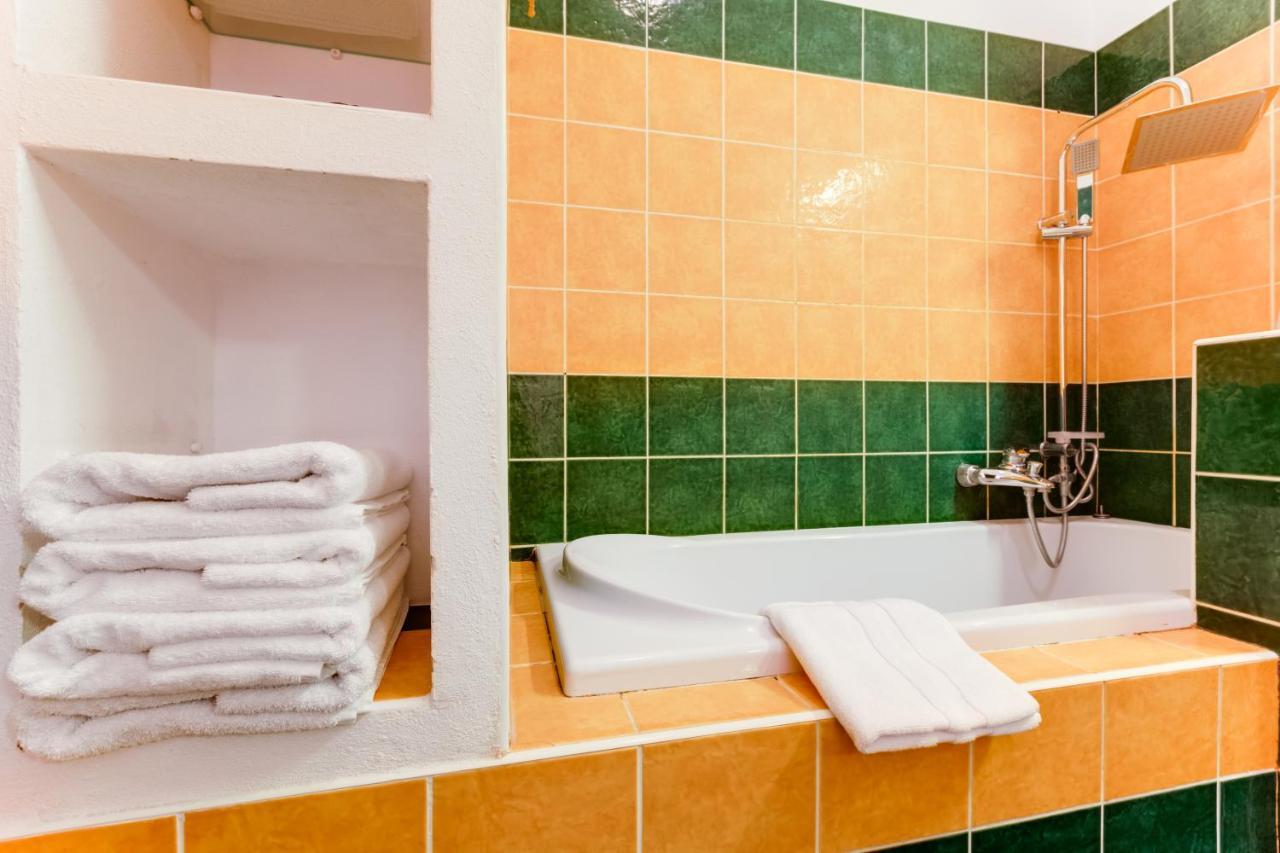 Exclusive Riverside Apartment In The Heart Of Praha Bagian luar foto